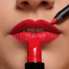 Geschminkte rote Lippen, vor denen der verwendete Lippenstift und Lip Liner gezeigt werden (Perfect Color Lipstick Nr. 803 und Soft Lipliner Waterproof Nr. 108)