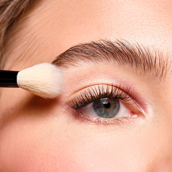 Blending Brush wir an ein geschminktes Auge gehalten.
