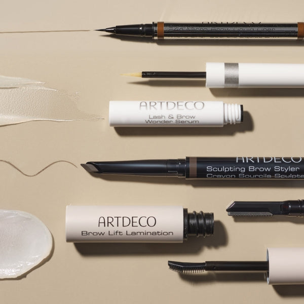 Verschiedene ARTDECO Augenbrauen Produkte für verschiedene Augenbrauenbedürfnisse mit Texturswatch auf beigen Hintergrund.