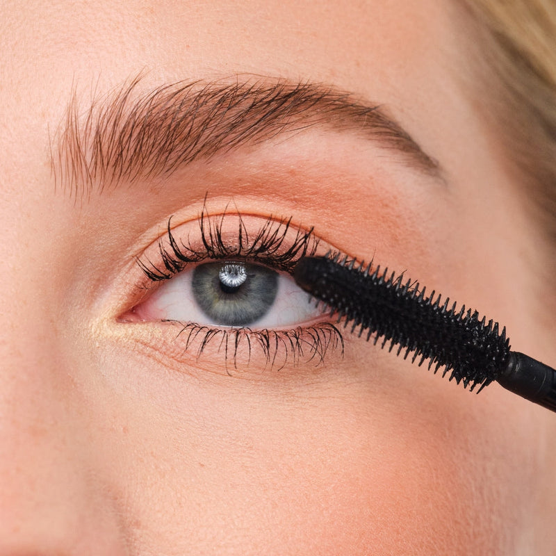 Mascara wird auf Wimpern aufgetragen.