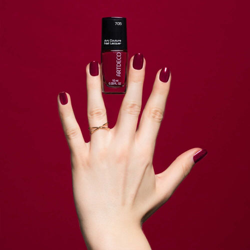 Maniküre mit dunkelrotem Nagellack.
