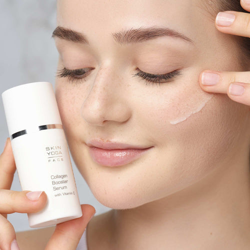 Ein Modell trägt Collagen Booster Serum auf ihr Gesicht auf