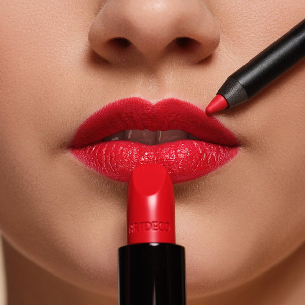 Perfekt konturierte Lippen mit rotem Lipliner und passendem roten Lippenstift.