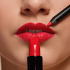 Perfekt konturierte Lippen mit rotem Lipliner und passendem roten Lippenstift.