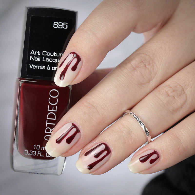 Halloween Nageldesign mit Bluttrofen
