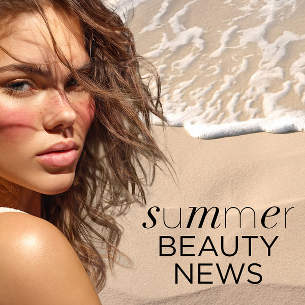Model mit geröteten Wangen mit Strand und Wellen im Hintergrund. Im Vordergrund steht ein Schriftzug "Summer Beauty News".