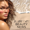 Model mit geröteten Wangen mit Strand und Wellen im Hintergrund. Im Vordergrund steht ein Schriftzug "Summer Beauty News".