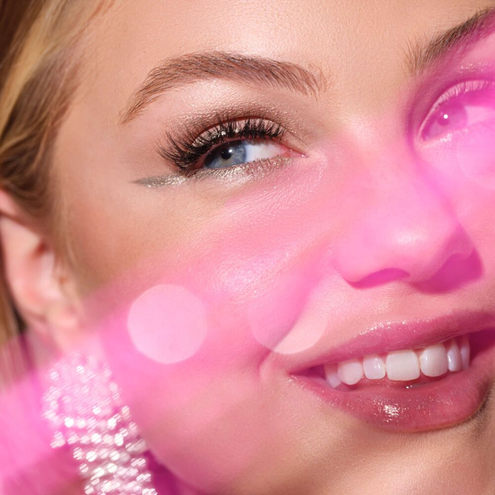Blondes Model ist glamourös geschminkt und lächelt freundlich