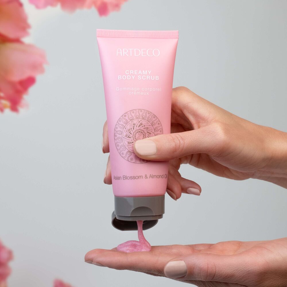 Creamy Body Scrub der Spriti of Sakura Körperpflege wird in eine Hand aufgetragen