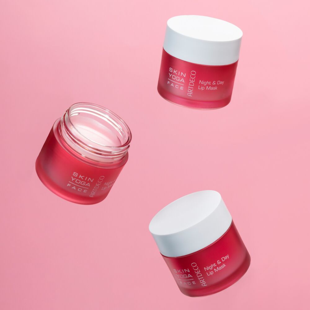 Night & Day Lip Mask wird schwebend vor einem rosafarbenen Hintegrund dargestellt