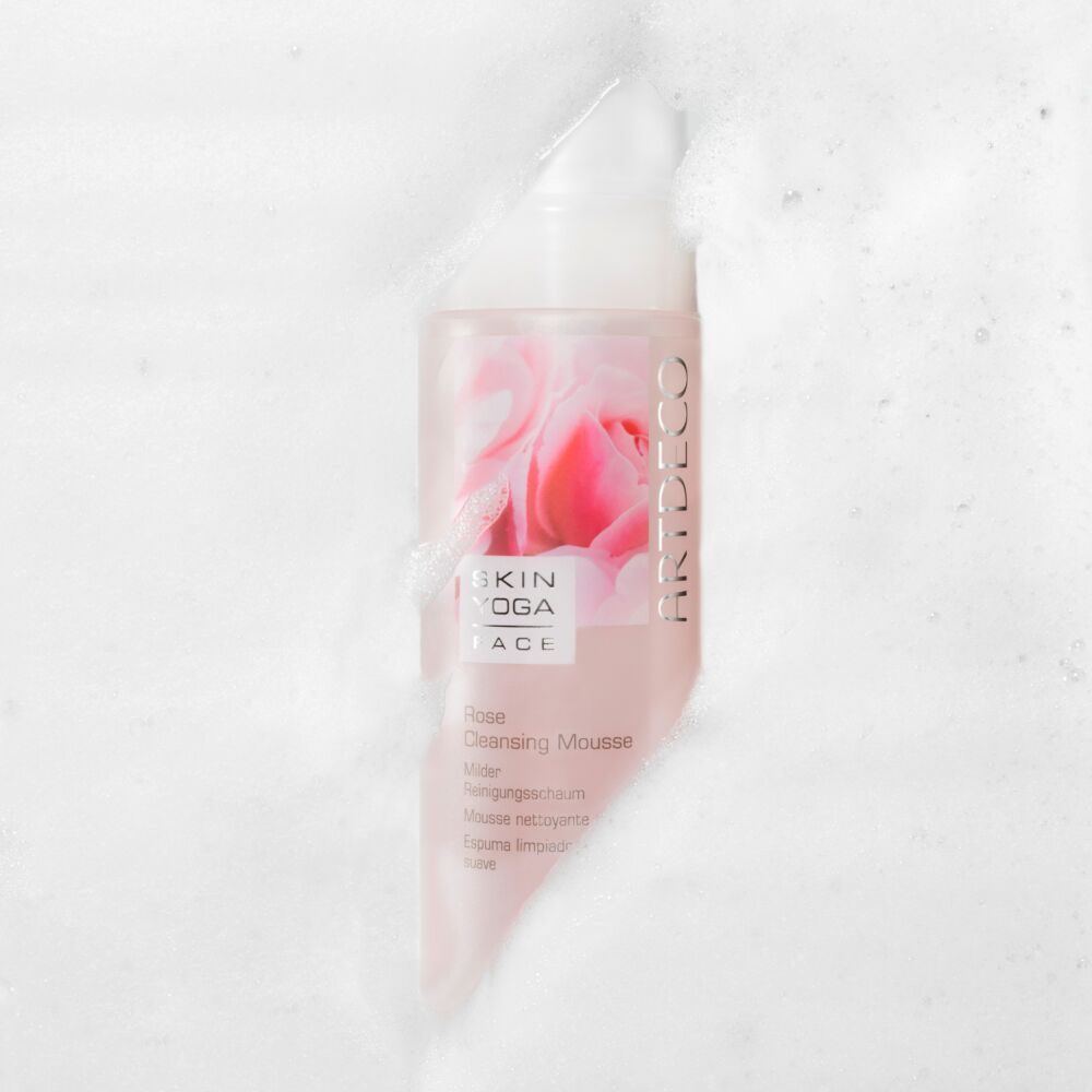 Rose Cleansing Mousse ist umgeben von einer schaumigen Textur