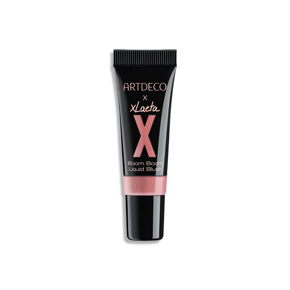 Produktbild des limitierten Boom Boom Liquid Blush aus der „My Glam will go on“-Kollektion in Zusammenarbeit mit xLaeta