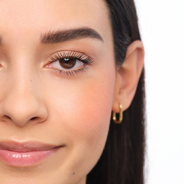 Geschminktes Gesicht mit ausgefüllten und definierten Augenbrauen.