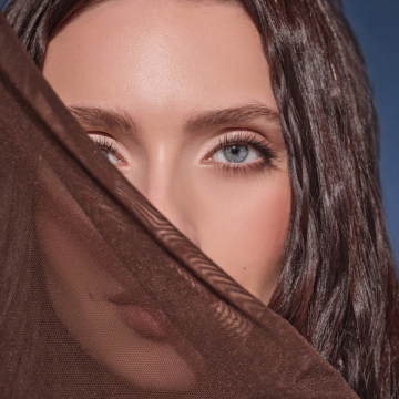 Dein Look für das Element Erde mit dem limitierten Cosmic Lip Filler, der Dir volle, gepflegte Lippen mit einem edlen Finish schenkt. 