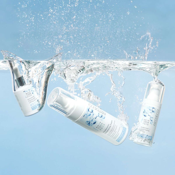 Alle Produkte der neuen Hyaluron Gesichtspflege von ARTDECO fallen in Wasser um die Eigenschaft der Produkte, intensiv Feuchtigkeit zu spenden, darzustellen.