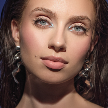 Dein Look für das Element Wasser mit der Eyelights Mascara, die Deinen Deinen Wimpern faszinierenden & umwerfenden Glanz verleiht.