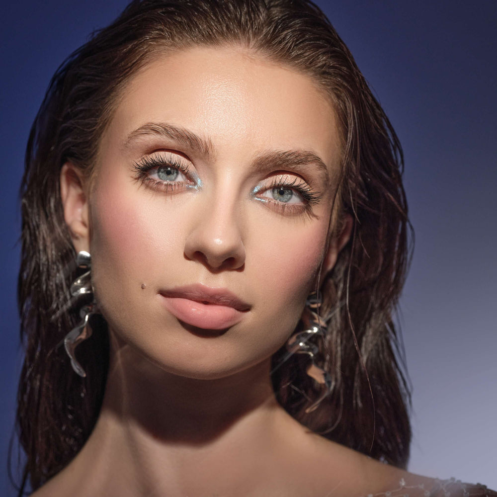 Dein Look für das Element Wasser mit der Eyelights Mascara, die Deinen Deinen Wimpern faszinierenden & umwerfenden Glanz verleiht.