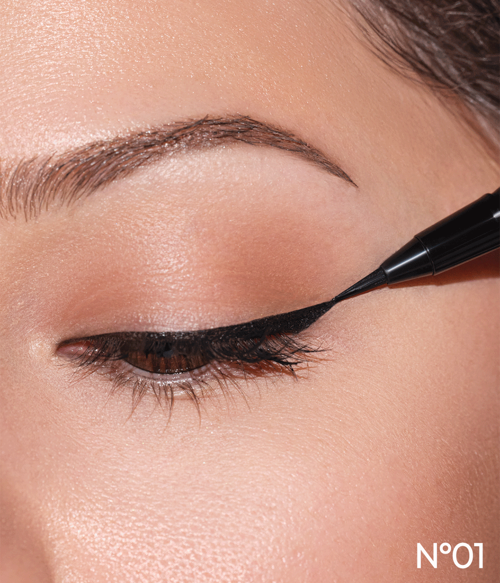 In einem GIF werden die verschiedenen Farben (Schwarz, Braun, Blau, Silber und Gold) des Precise Control Liquid Liner aufgetragen dargestellt. 