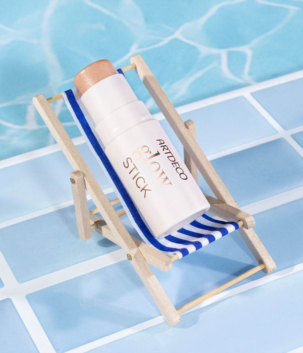 ARTDECO Glow Stick liegt in einem Mini-Liegestuhl und ist so inszeniert, als würde er an einem Pool liegen