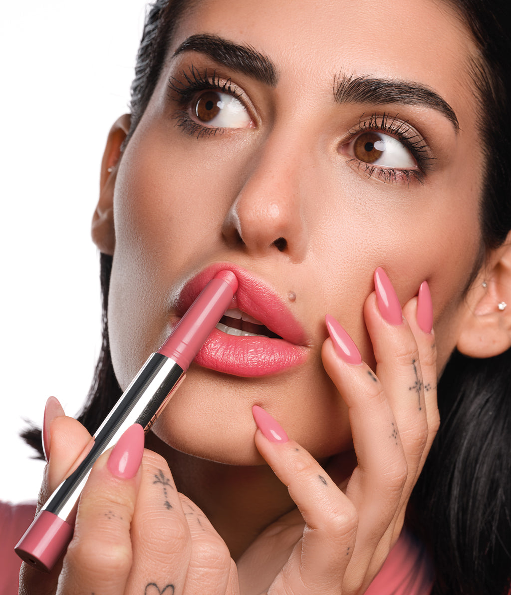 Brünettes Model trägt den Jelly Balm Lip Stick in der N°762 auf ihre Lippen auf. Ihre dazu farblich passenden Nägel sind ebenfalls zu sehen.