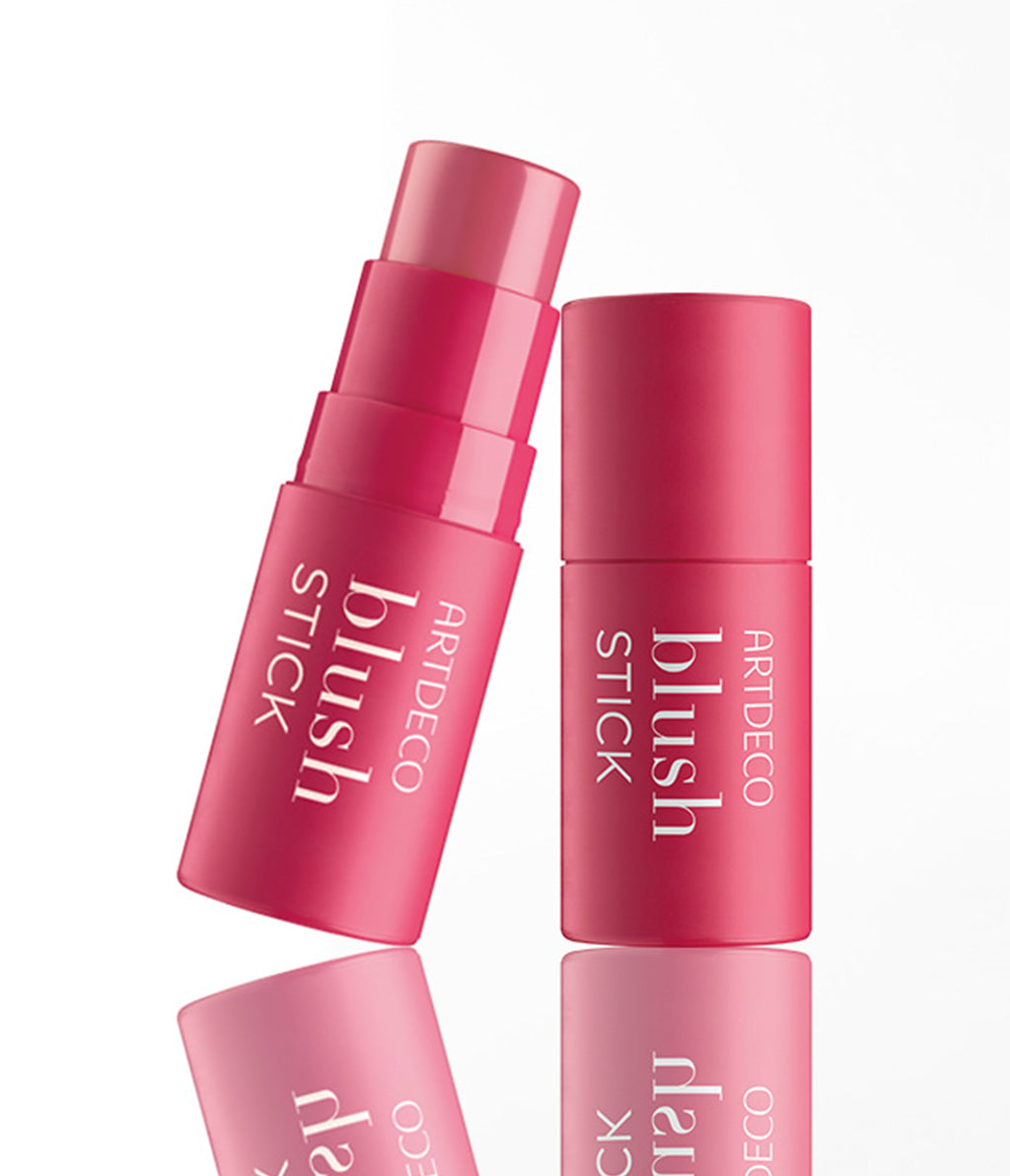 Zwei Blush Stick stehen auf einem hellen Untergrund. Es entsteht ein leichter Spiegel-Effekt für ein hochwertuges Gefühl