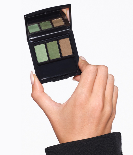 Hand hält geöffnete Beauty Box. Box ist mit den Lidschatten N°39, N°40 und N°208 befüllt