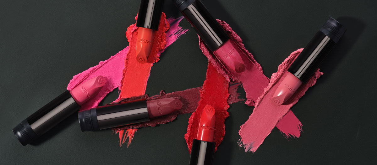 Verschiedene Couture Lipstick auf dunklen Hintergrund mit Textur Swatch