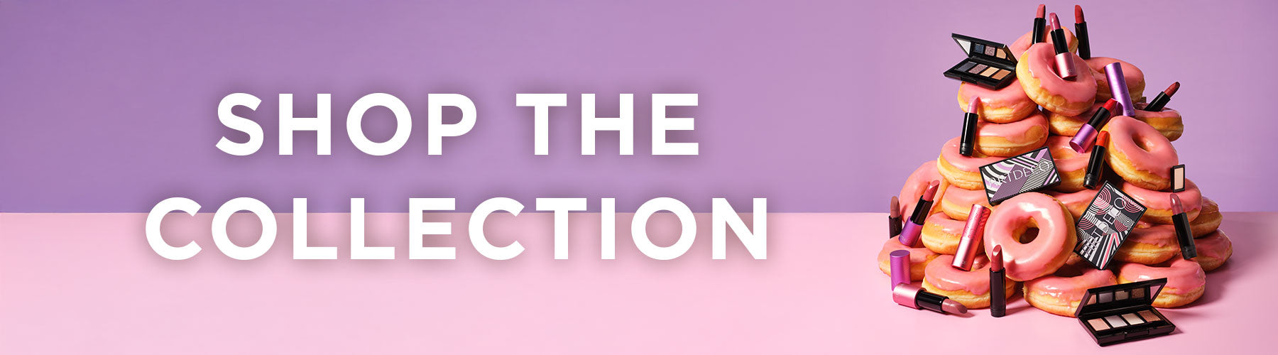 Alle Produkte der 40 Jahre ARTDECO-Kollektion platziert auf einem Berg aus rosa Donuts auf einem rosa- und lilafarbenen Hintergrund. Zusätzlich sind die Wörter "Shop the Collection" auf der Grafik geschrieben