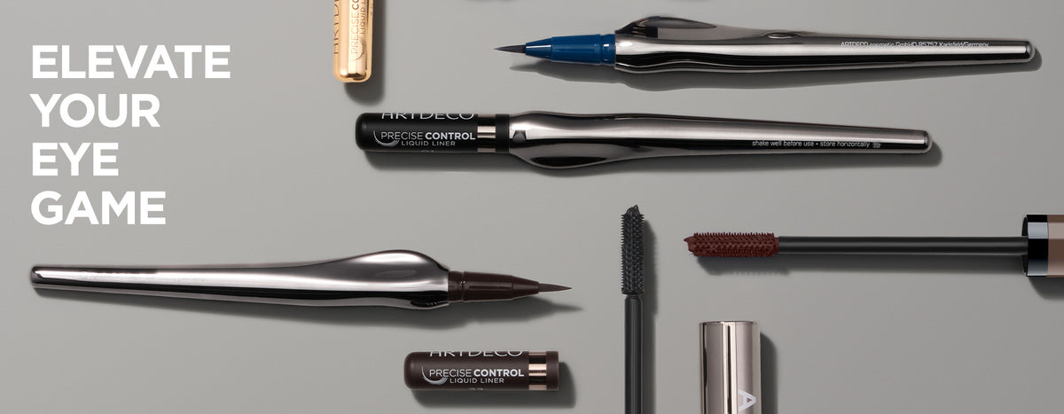 Produkte aus der Elevate your Eye Game Kollektion liegen auf einem grauen Hintergrund ästhetisch angeordnet. Der Name der Kollektion steht in Großbuchstaben auf dem Bild links unten.