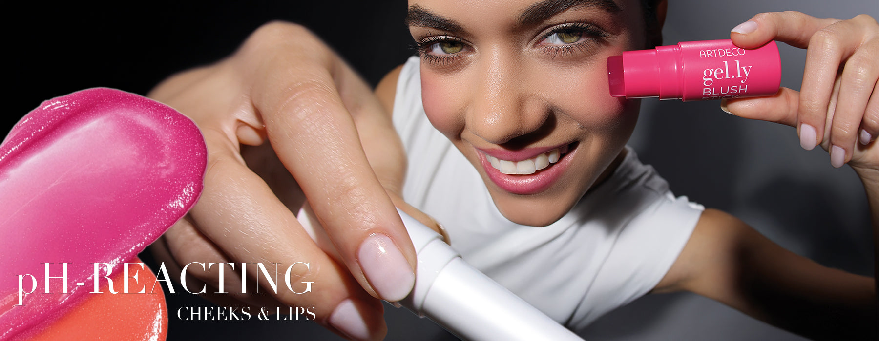 Kollektionsbild der Cheeks & Lips-Kollektion von ARTDECO mit den beliebten Color Booster Lip Balm im limitierten Design und dem Gel.ly Blush der sich individuell Deinem pH-Wert anpasst.