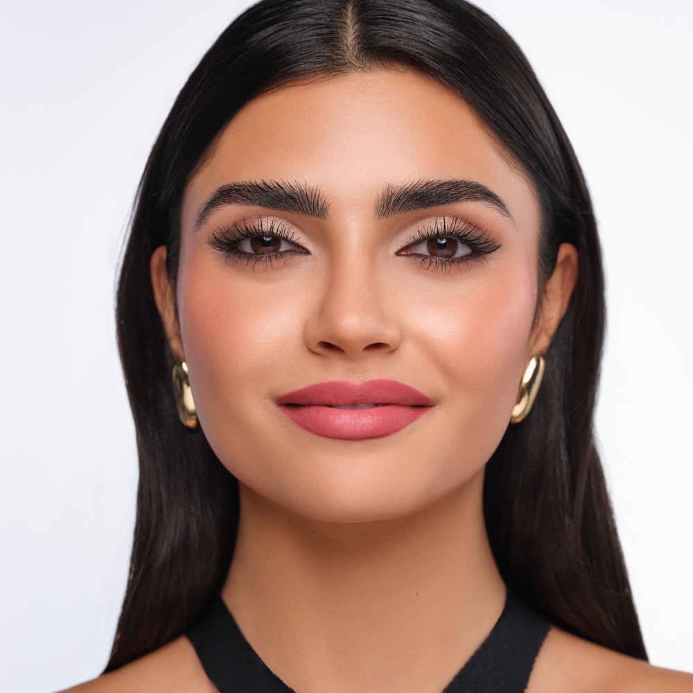 Model mit vollendetem Abend-Make-up: Soft-Glam-Look mit definierten Augen, rosigem Teint und Lippen in sattem Rosenholz.