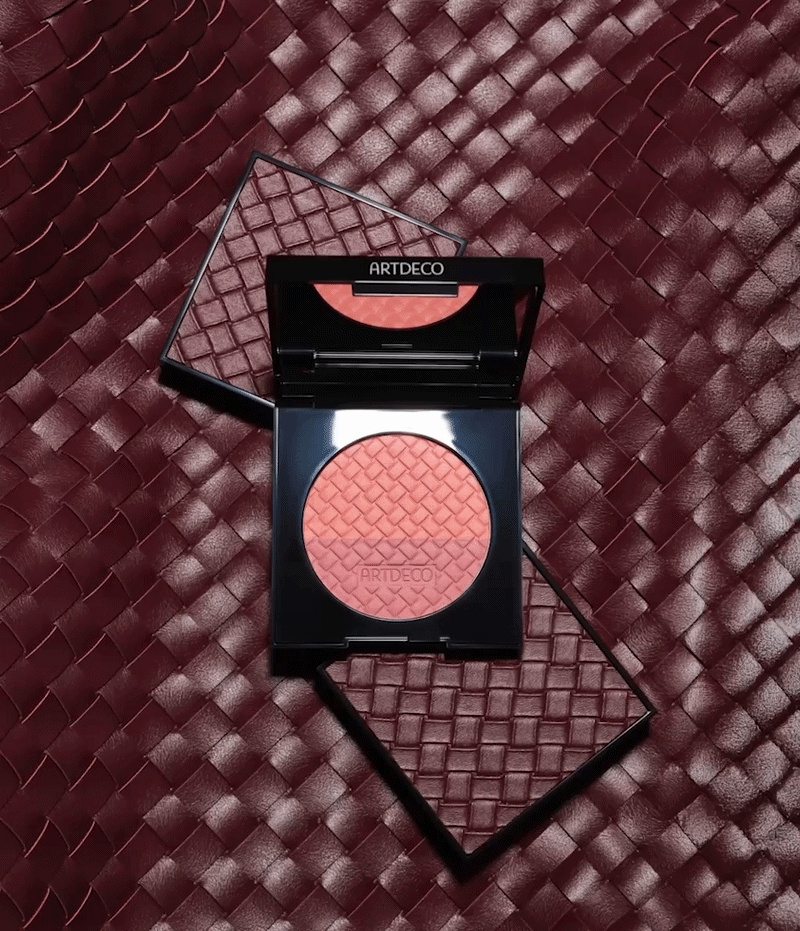 GIF, welches den limitierten Blush Couture auf einem Hintergrund im Intrecciato-Design zeigt. Zusätzlich appliziert das Model den Blush mit ihren Fingern auf den Wangen.