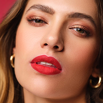 Close-up auf Gesicht von Model mit größer geschminkten roten Lippen