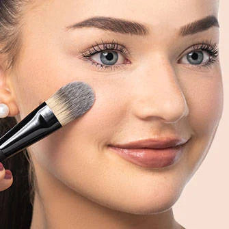 Anwendung ARTDECO Make-up Brush im Gesicht