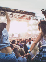 Festival und Konzertstimmung, wo man eine Menschenmenge mit Fokus auf zwei Frauen sieht
