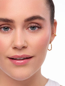 Geschminktes Model mit einem natürlichem Clean Girl Make-Up Look. 