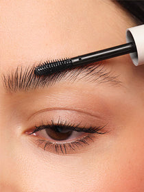 Mit der ARTDECO Brow Lift Lamination werden die Augenbrauenhärchen nach oben angedrückt.