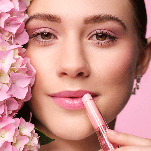 Anwendung des Color Booster Lip Balm in limitierter Verpackung 