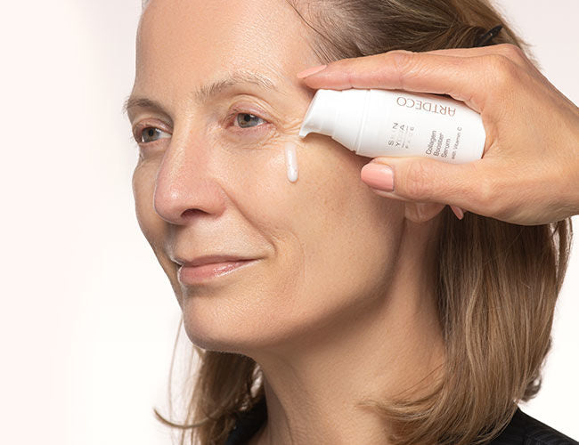 Das Collagen Booster Serum wird auf der Wange direkt aufgetragen