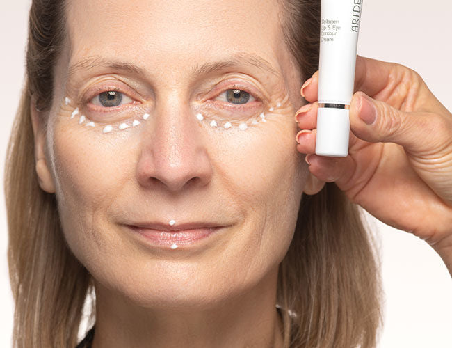 Die Collagen Lip & Eye Contour Cream wird punktuell unter dem Augen aufgetragen