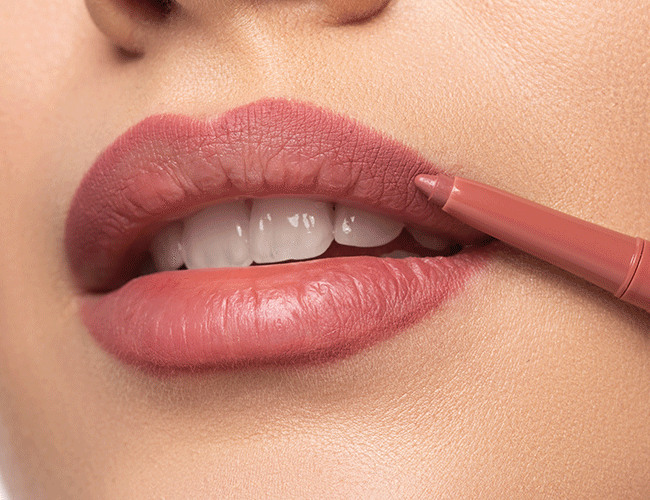 Die Lippen werden mit einem zum Lidschatten passenden Lipliner umrandet und anschließend mit einem Lippenstift ausgefüllt