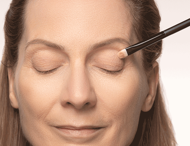 Intensiviere Deinen Augenaufschlag und lifte Deine Augen optisch mit Lidschatten