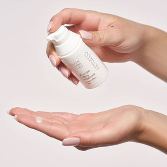 Pure Silk Lifting Treatment wird auf die Hand gegeben