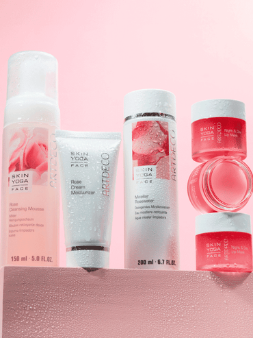 Alle Produkte der Gesichtspflegelinie "My Skin kissed by a Rose" vor einem rosafarbenen Hintergrund