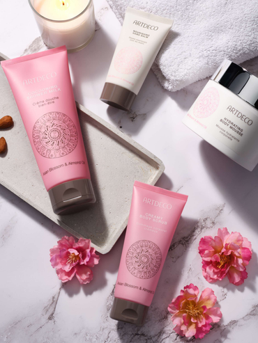 Moodbild in welchem alle Produkte der Körperpflege Spriti of Sakura umgeben von Kirschblüten sind