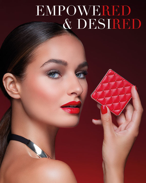 Model mit ausdrucksstarken roten Lippen steht im Profil und hält dabei den neuen Blush Couture und es steht zusätzlich der Name der Kollektion "Empowered & Desired" drauf