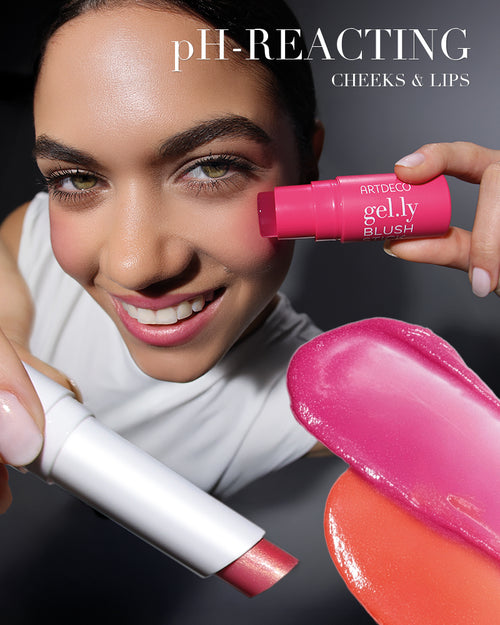 Kollektionsbild der Cheeks & Lips-Kollektion von ARTDECO mit dem beliebten Color Booster Lip Balm im limitierten Design und dem Gel.ly Blush der sich individuell Deinem pH-Wert anpasst.