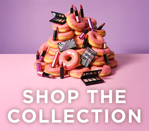Alle Produkte der 40 Jahre ARTDECO-Kollektion platziert auf einem Berg aus rosa Donuts auf einem rosa- und lilafarbenen Hintergrund. Zusätzlich sind die Wörter "Shop the Collection" auf der Grafik geschrieben