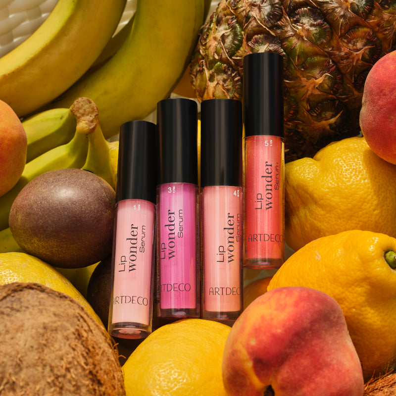 Alle vier Farben des Lip Wonder Serums liegen in einer Schale aus buntem Obst.