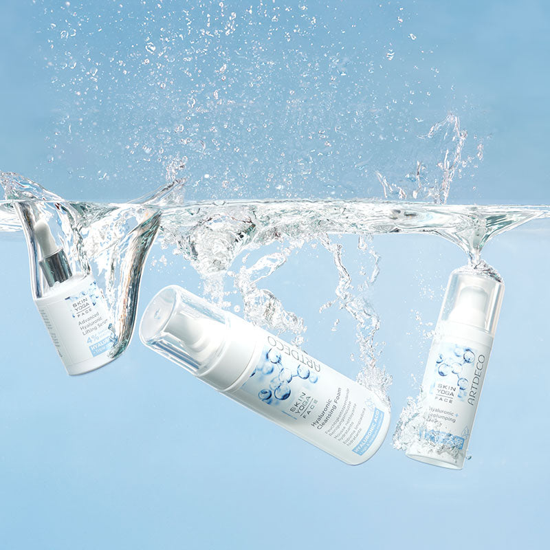 Alle Produkte der neuen Hyaluron Gesichtspflege von ARTDECO fallen in Wasser um die Eigenschaft der Produkte, intensiv Feuchtigkeit zu spenden, darzustellen.
